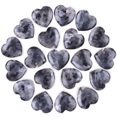 0.8 pollici di Labradorite nero in forma di cuore pietre curative per la produzione di gioielli