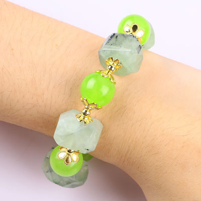 Braccialetto a perline in pietra gemma fatto a mano Braccialetto in pietra prehnite naturale Braccialetto a fascino regolabile Braccialetto da festa da indossare ogni giorno