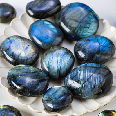 Pietra di palma di labradorite naturale curativa lucidata di tasca Pietra di roccia di labradorite irregolare Pietra di preoccupazione rilasciante di ansia