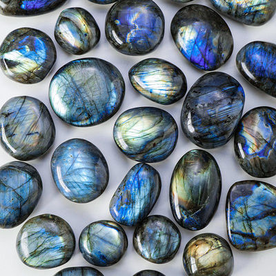 Pietra di palma di labradorite naturale curativa lucidata di tasca Pietra di roccia di labradorite irregolare Pietra di preoccupazione rilasciante di ansia