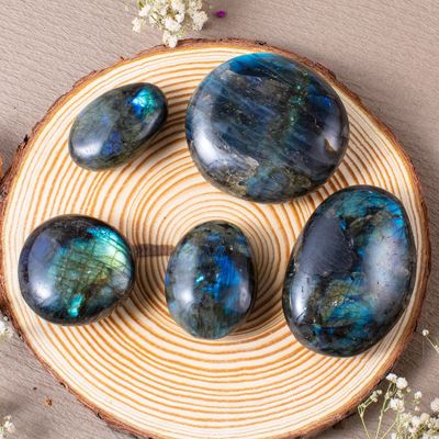 Pietra di palma di labradorite naturale curativa lucidata di tasca Pietra di roccia di labradorite irregolare Pietra di preoccupazione rilasciante di ansia