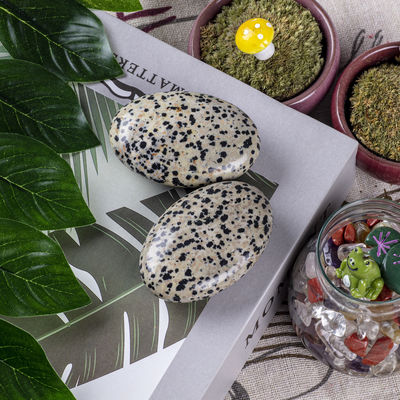 Pietra di palma dalmata naturale lucidata di giaspo pietra ovale di cristallo dalmata pietra energetica per la decorazione degli edifici