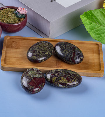 Pietra di sangue di drago naturale pietra artigianale a forma ovale pietra di sangue di drago pietra di palma pietra preziosa per la decorazione domestica