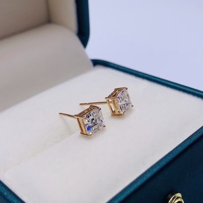 Orecchini in oro di 18 carati di moissanite per compleanno