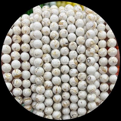 Braccialetti, perle di gemma, fili di perle turchesi per la realizzazione di gioielli fai da te.