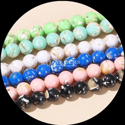 Braccialetti, perle di gemma, fili di perle turchesi per la realizzazione di gioielli fai da te.